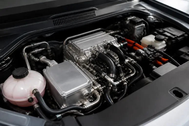 Gros plan sur une pompe à chaleur dernier cri intégrée dans le compartiment moteur d'une voiture électrique.