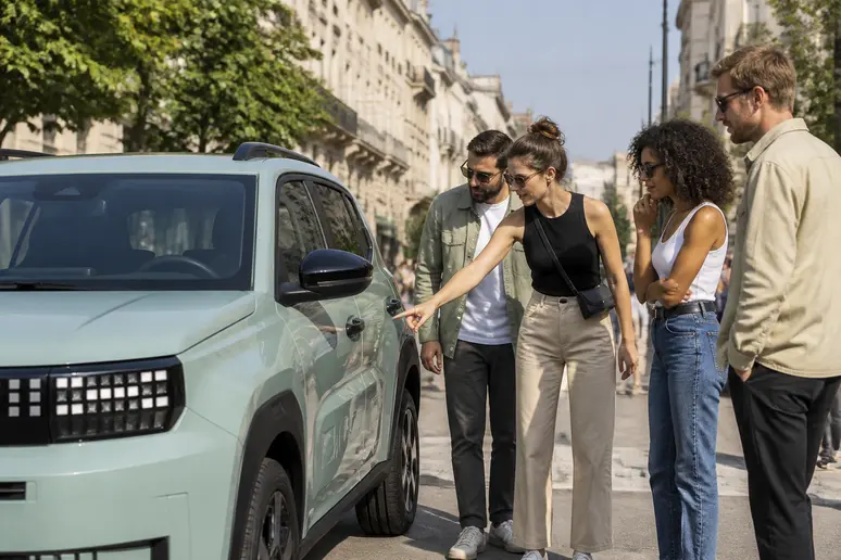 Groupe de jeunes adultes découvrant la Fiat Grande Panda hybride dans une rue de Lyon.
