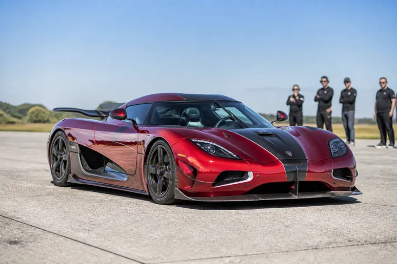 Vue latérale d'une Koenigsegg Agera R sur une piste privée, ingénierie de pointe visible de la königsegg agera r.