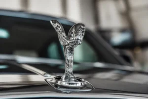 Pourquoi le logo Rolls-Royce a-t-il évolué ? Histoire et signification