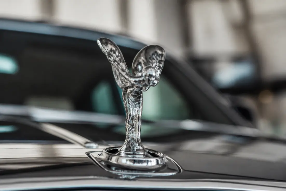 Pourquoi le logo Rolls-Royce a-t-il évolué ? Histoire et signification