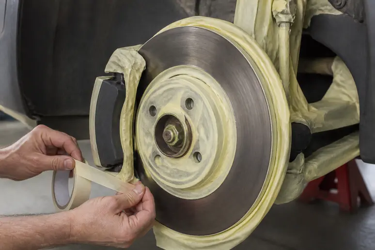 Masquage précis des disques de frein pour une peinture-etrier-de-frein sans bavure en France.