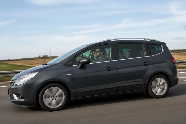 Couple français en voiture sur autoroute, prévenant le risque-de-colmatage-filtre-a-particule par une conduite appropriée.