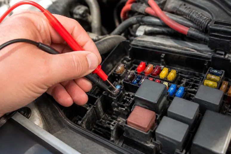 Diagnostic d'une panne électrique : mesure d'un fusible sur un schéma sous capot Megane 3.
