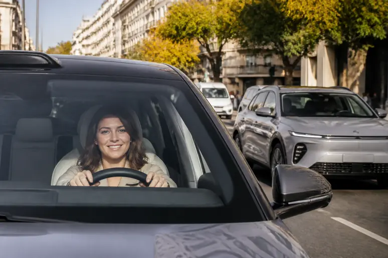 Positionnement des voitures chinoises marques sur le marché français : une femme au volant en ville.
