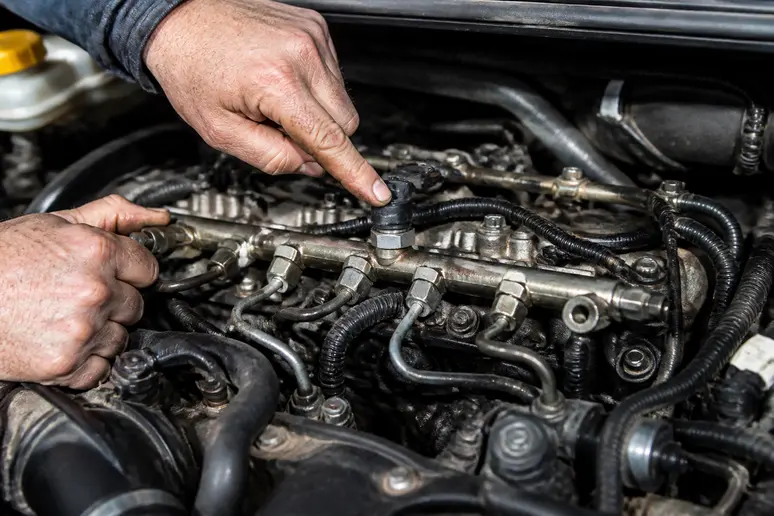 Emplacement du capteur de pression carburant au milieu de la rampe d'injection d'un moteur HDi