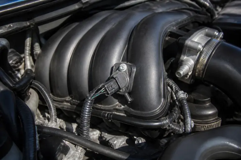 Emplacement du capteur pression turbo fixé sur le collecteur d'admission d'un moteur.