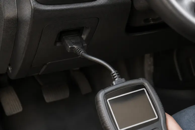 Outil de diagnostic branché pour identifier le défaut du contrôle technique pollution