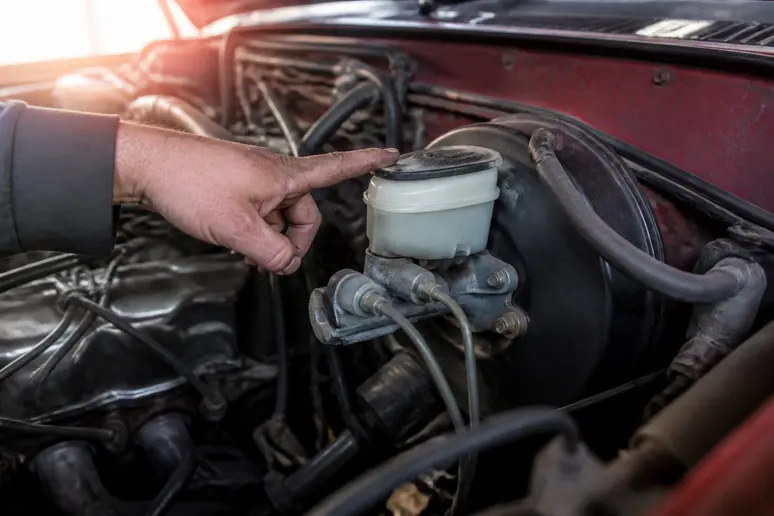 Maître-cylindre de frein installé dans le compartiment moteur d'une voiture.