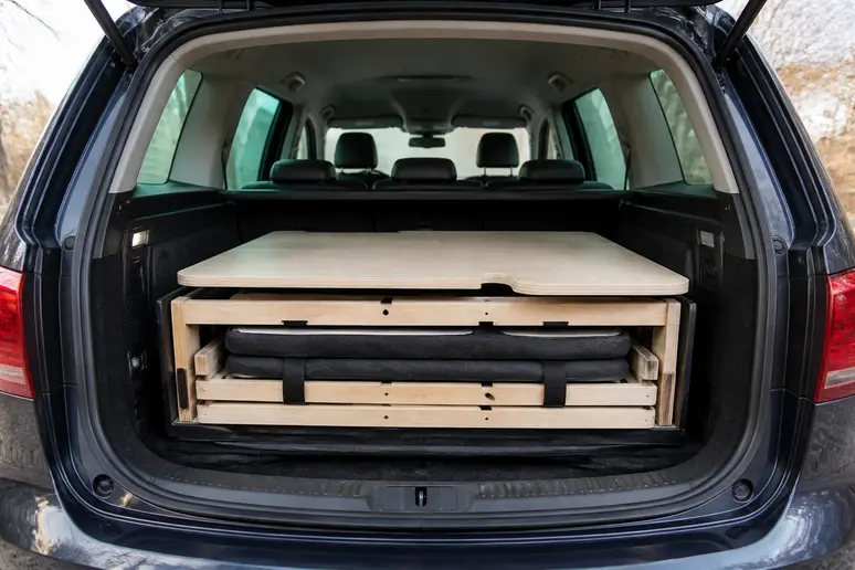Installation d'un caisson de couchage en bois amovible dans le coffre d'un break familial
