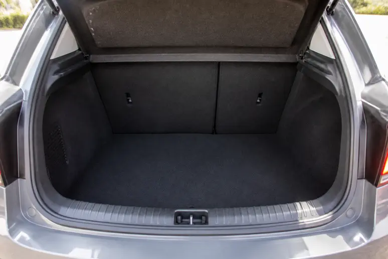 Ouverture du coffre arrière d'une voiture compacte montrant le volume de chargement disponible.
