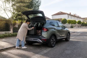 Un SUV gris stationné en zone urbaine permettant d'analyser la dimension seat ateca et son volume de coffre