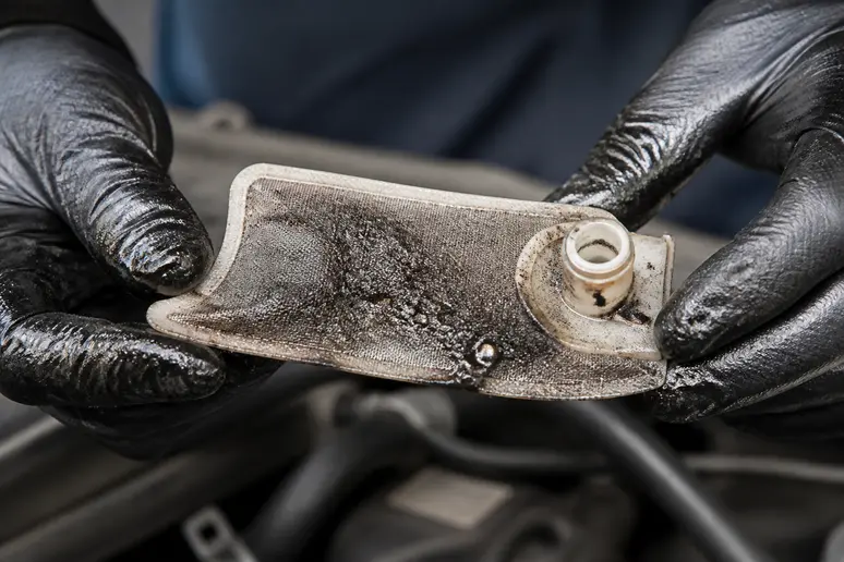 Crépine d'un Kia Sorento 2.5 CRDi obstruée, symptôme de problèmes d'alimentation et de casse moteur.