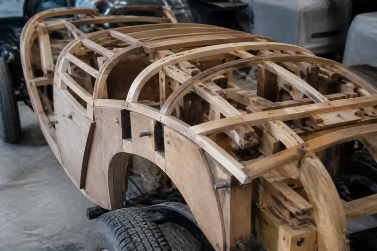 Structure en bois apparente d'une voiture Morgan ancienne lors d'une révision en atelier