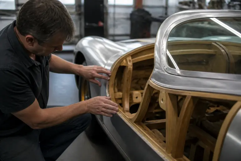 Intervention sur la carrosserie en aluminium et l'ossature d'une voiture Morgan en atelier