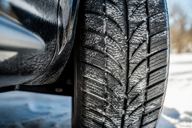 Bande de roulement rainurée d'un pneu hiver Aplus A701 pour conditions froides