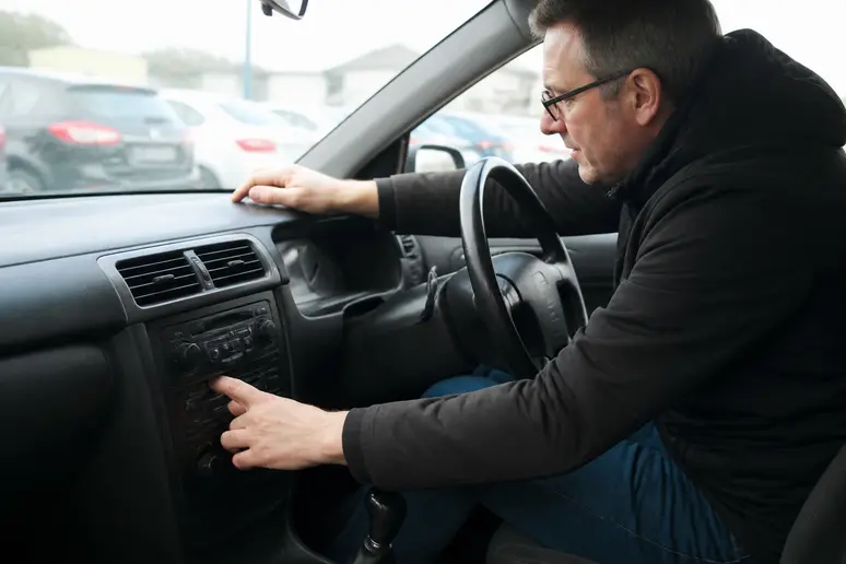 Vérification des équipements intérieurs d'une voiture d'occasion signalée sur les forums automobiles