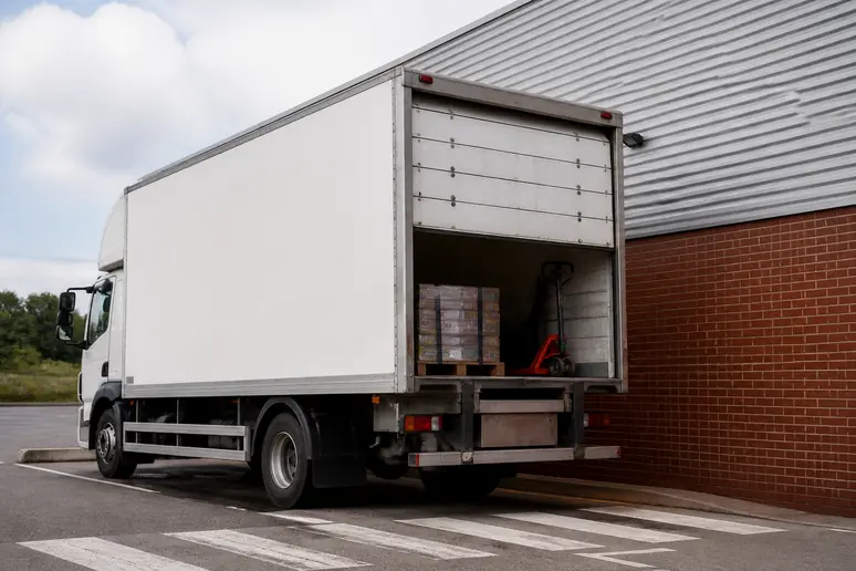 Camion utilitaire Super U garé sur une zone de chargement pour estimer le volume disponible