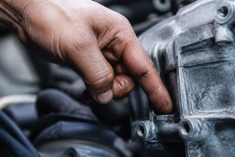 Vérification de la référence gravée sur une tringlerie d'essuie-glace de voiture