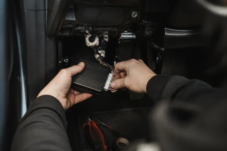 Montage d'un boîtier d'alarme de voiture compatible bus CAN sous le tableau de bord