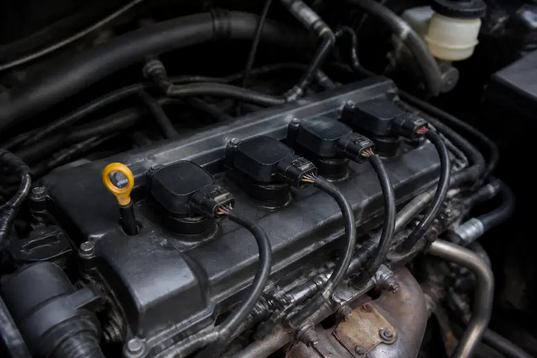 Compartiment moteur d'un véhicule équipé pour l'allumage avec des bougies iridium et des bobines récentes.