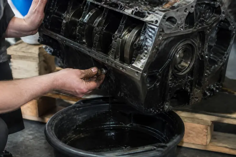 Vidange d'un ancien bloc moteur destiné à la consigne d'un échange standard