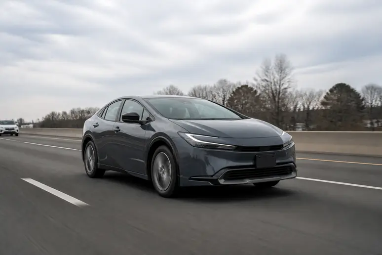 Voiture hybride roulant sur une voie rapide lors du test de consommation sur autoroute