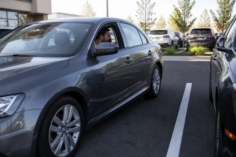 Automobiliste garant correctement son véhicule sur un emplacement de stationnement autorisé.