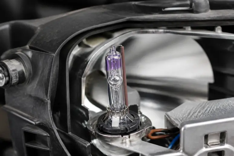 Ampoule au xénon présentant une coloration violette caractéristique indiquant une usure avancée.