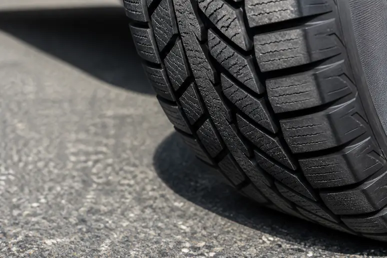 Bande de roulement d'un pneu Kumho Ecsta sur route sèche pour illustrer l'adhérence