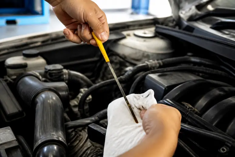 Vérification du niveau d'huile moteur à la jauge pour détecter une éventuelle dilution