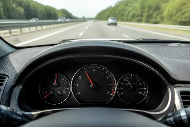 Compte-tours de voiture affichant le régime moteur stabilisé sur autoroute
