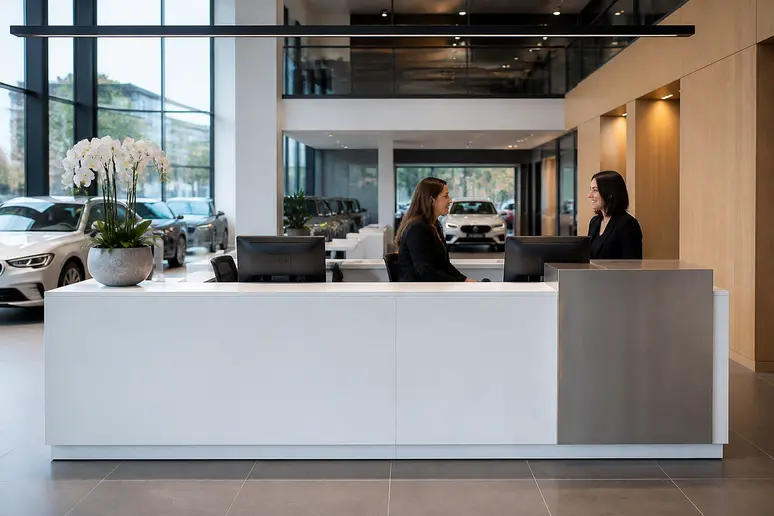 Accueil de la concession Renault Valenciennes avec comptoir moderne et espace lumineux.