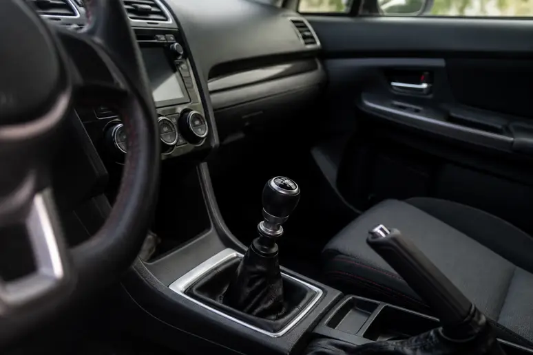 Levier de vitesses manuel à six rapports dans l habitacle d une Subaru WRX
