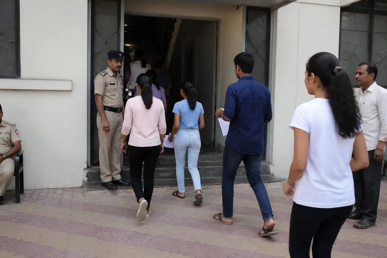 Entrée d'un centre agréé pour l'examen théorique général du permis de conduire