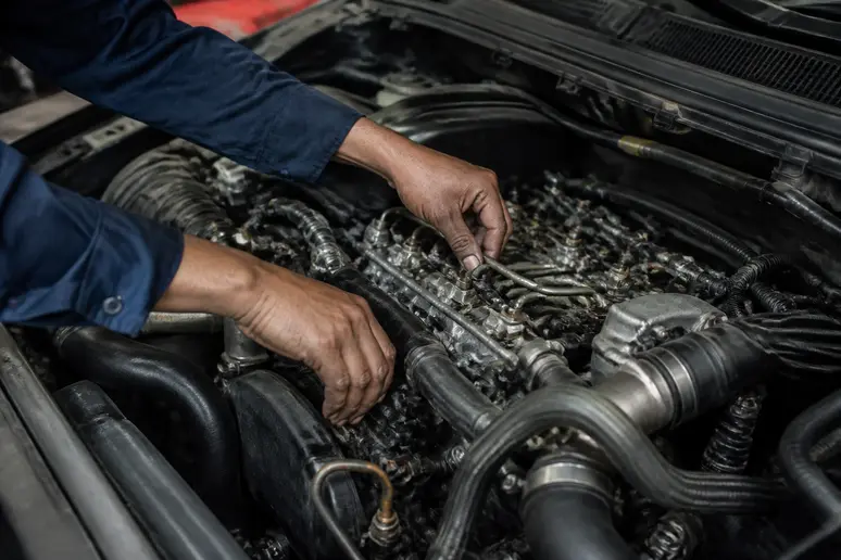 Contrôle visuel des composants du moteur diesel lors de l'entretien de l'Opel Vectra GTS