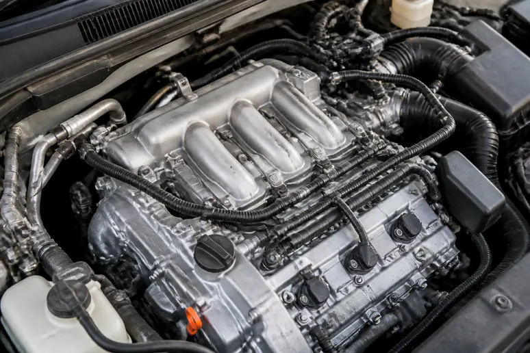 Vue d'ensemble du moteur V6 essence sous le capot de la berline sportive