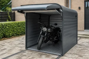 Moto garée en toute sécurité dans un abri moto rigide installé dans une cour pavée