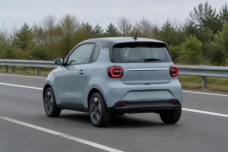 Une Dacia Spring circulant sur une voie rapide lors d'un test d'autonomie.