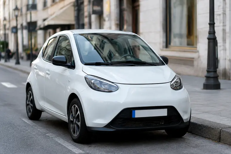 La Dacia Spring stationnée dans une rue urbaine pour illustrer son usage quotidien.