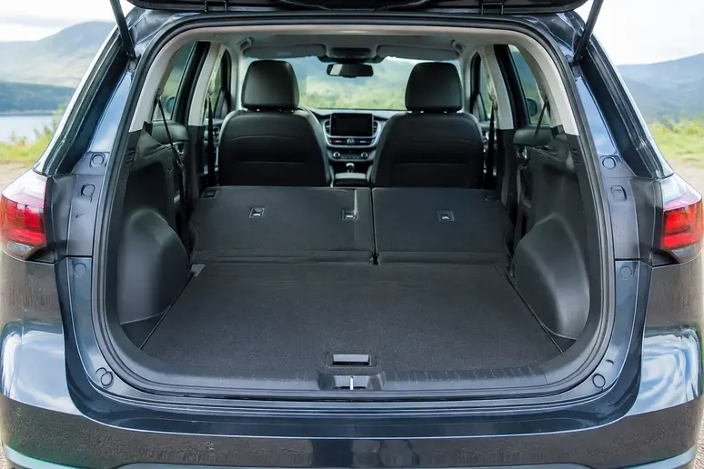 Ouverture du coffre arrière d'une Fiat 500X montrant le volume disponible banquette rabattue.
