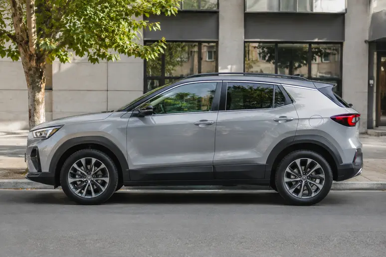 Vue extérieure d'une Fiat 500X stationnée en ville pour illustrer son gabarit de SUV compact.