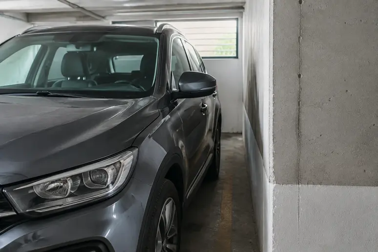 Gabarit d'un SUV urbain stationné dans un emplacement de parking souterrain étroit