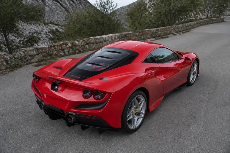 Ferrari F8 Tributo stationnée sur une route lors d'un comparatif sur le marché de l'occasion