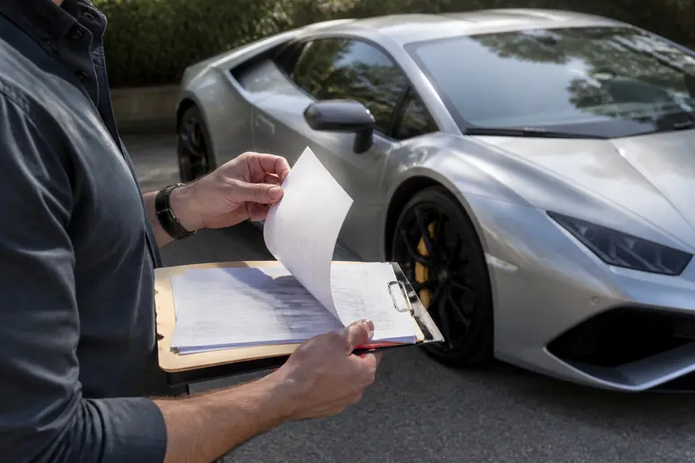 Examen des documents administratifs pour l'achat d'une supercar d'occasion sans malus écologique