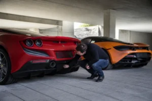 Comparatif Ferrari F8 Tributo McLaren 720S montrant les supercars garées dans un parking souterrain.