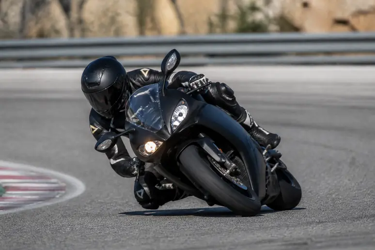 Motard en position sportive sur piste au guidon d'une Honda CBR 1000 RR