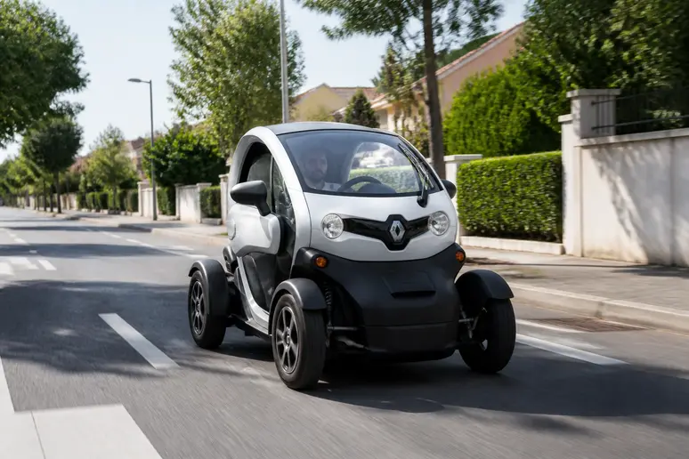 Voiture sans permis de catégorie légère circulant sur une route secondaire