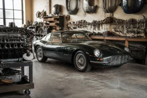 Akram Ojjeh homme d'affaires et collectionneur pose près d'une voiture de sport classique