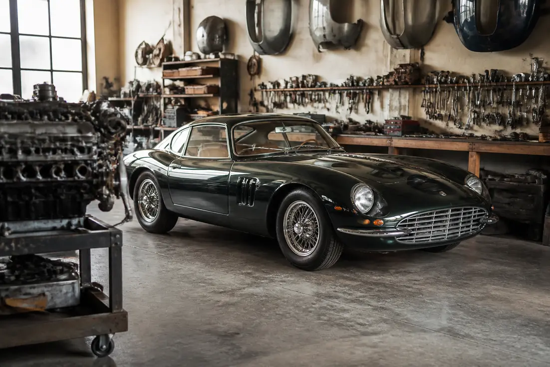 Akram Ojjeh homme d'affaires et collectionneur pose près d'une voiture de sport classique
